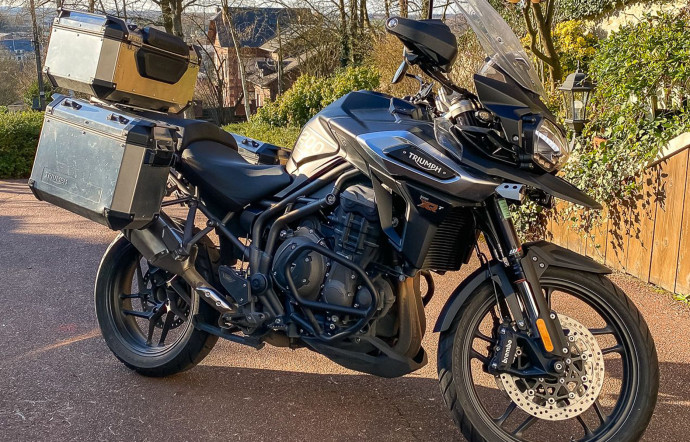 Sur Benzin, on trouve aussi des deux-roues. Ici, la Triumph Tiger 1200 explorer XRT qui a appartenu à Pierre Chabrier, du duo Vilebrequin.