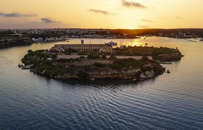 La galerie a ouvert le 17 juillet une antenne sur la minuscule Isla del Rey, à Minorque.