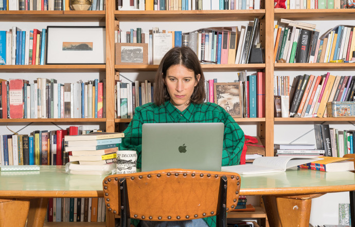 Giulia Balducci responsable de la rubrique Social Media. Depuis son appartement milanais, elle sélectionne les infos les plus importantes et les plus fiables de l’actualité mondiale et nationale, puis les décrypte à l’intention des lecteurs du journal.