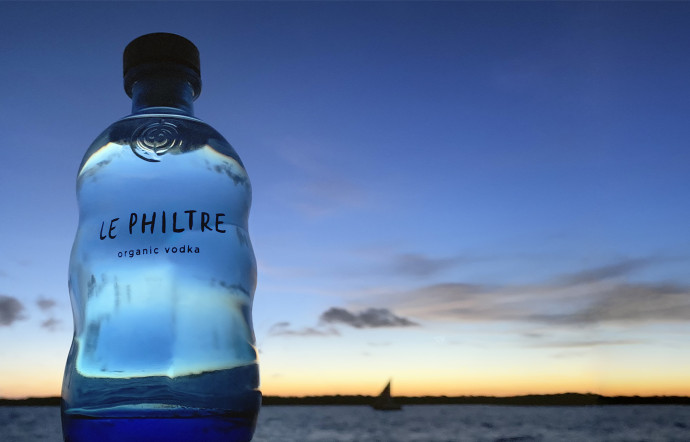 « J’ai voulu lui trouver un nom littéraire, comme un titre de roman, qui induit la notion de plaisir, celui d’un elixir. » Frédéric Beigbeder.