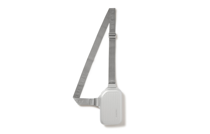 Pochette Messenger en aluminium, Rimowa sur Mr Porter, 850 €.