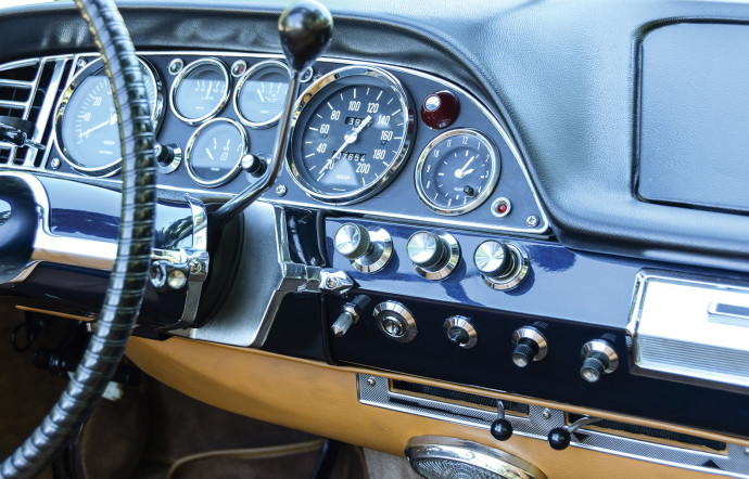Avec tous ses instruments de mesure, la planche de bord de la Citroën DS 19 Cabriolet est digne d’un cockpit d’avion… super classe !