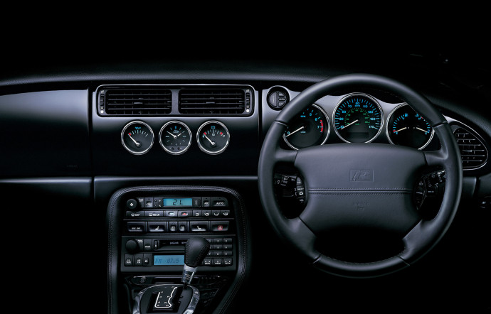 Tableau de bord de la Jaguar XKR Coupé.