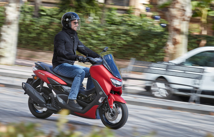 Richement équipée et toujours aussi maniable, la nouvelle mouture du Yamaha NMAX 125 séduit. Un sérieux rival pour le Honda PCX 125.