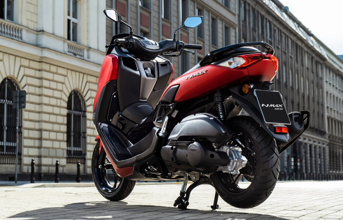 Richement équipée et toujours aussi maniable, la nouvelle mouture du Yamaha NMAX 125 séduit. Un sérieux rival pour le Honda PCX 125.