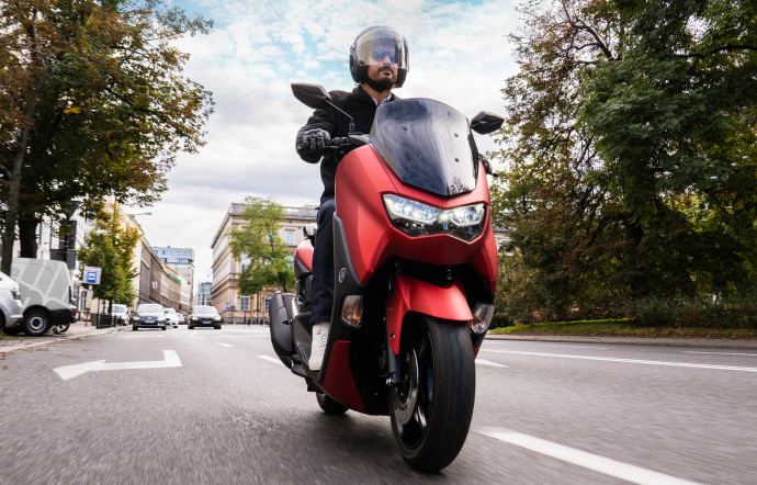 Richement équipée et toujours aussi maniable, la nouvelle mouture du Yamaha NMAX 125 séduit. Un sérieux rival pour le Honda PCX 125.