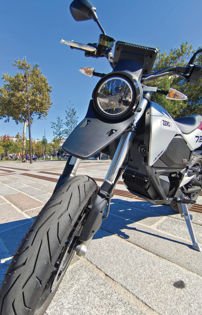 La FXE embarque une fourche inversée de 43 mm entièrement réglable.