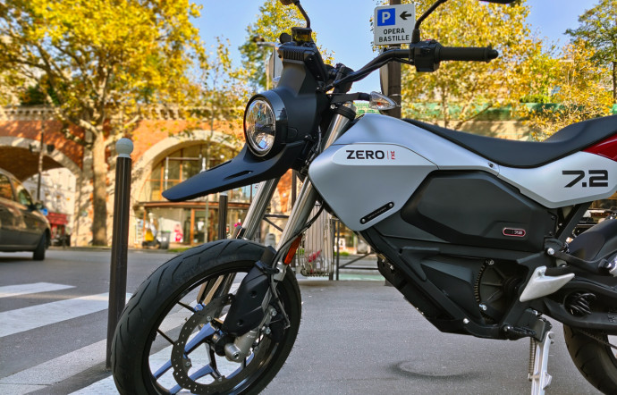 Une citadine avec un look entre supermotard et enduro.