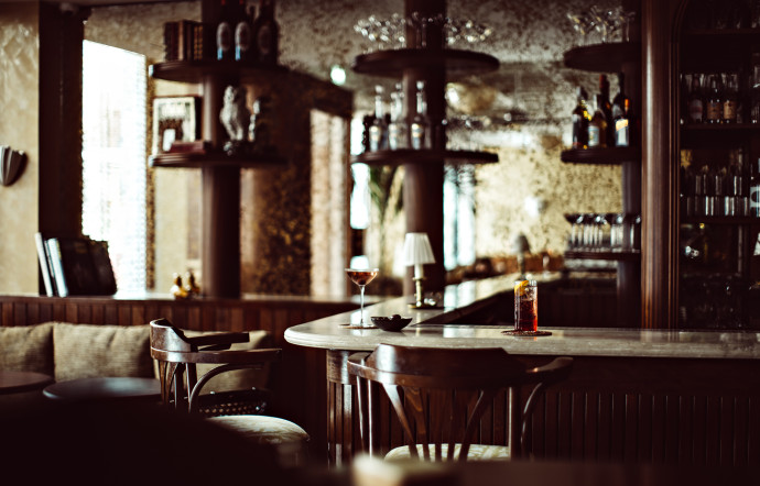 Le bar de l’hôtel Monsieur Aristide est ouvert en continu.