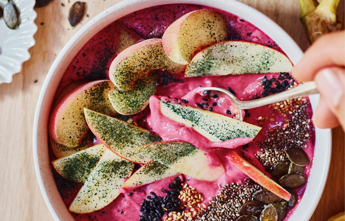 Recette : LE PINK SMOOTHIE BOWL DE LA MUERTE par Angèle Ferreux-Maeght