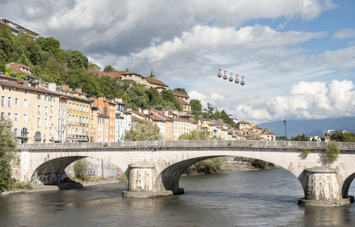 Les bords de l’Isère. Le téléphérique qui relie la ville à la Bastille est particulièrement prisé des touristes.