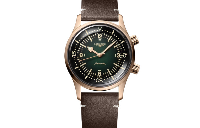 Montre Longines Legend Diver, boîtier en bronze de 42 mm, mouvement mécanique à remontage automatique, fond en titane avec motif de plongeur gravé, étanche à 300 m, réserve de marche de 72 heures, bracelet en cuir et/ou tissu. 2 770 €. www.longines.com