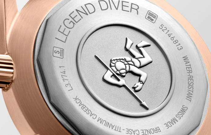 Montre Longines Legend Diver, boîtier en bronze de 42 mm, mouvement mécanique à remontage automatique, fond en titane avec motif de plongeur gravé, étanche à 300 m, réserve de marche de 72 heures, bracelet en cuir et/ou tissu. 2 770 €. www.longines.com