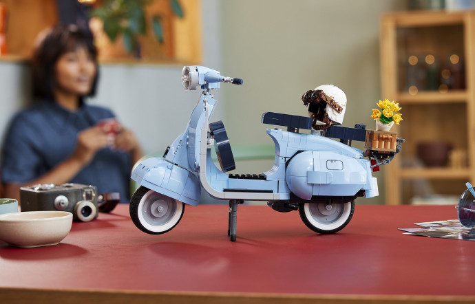 Lego x Vespa 125 petites briques et grande classe - the good life
