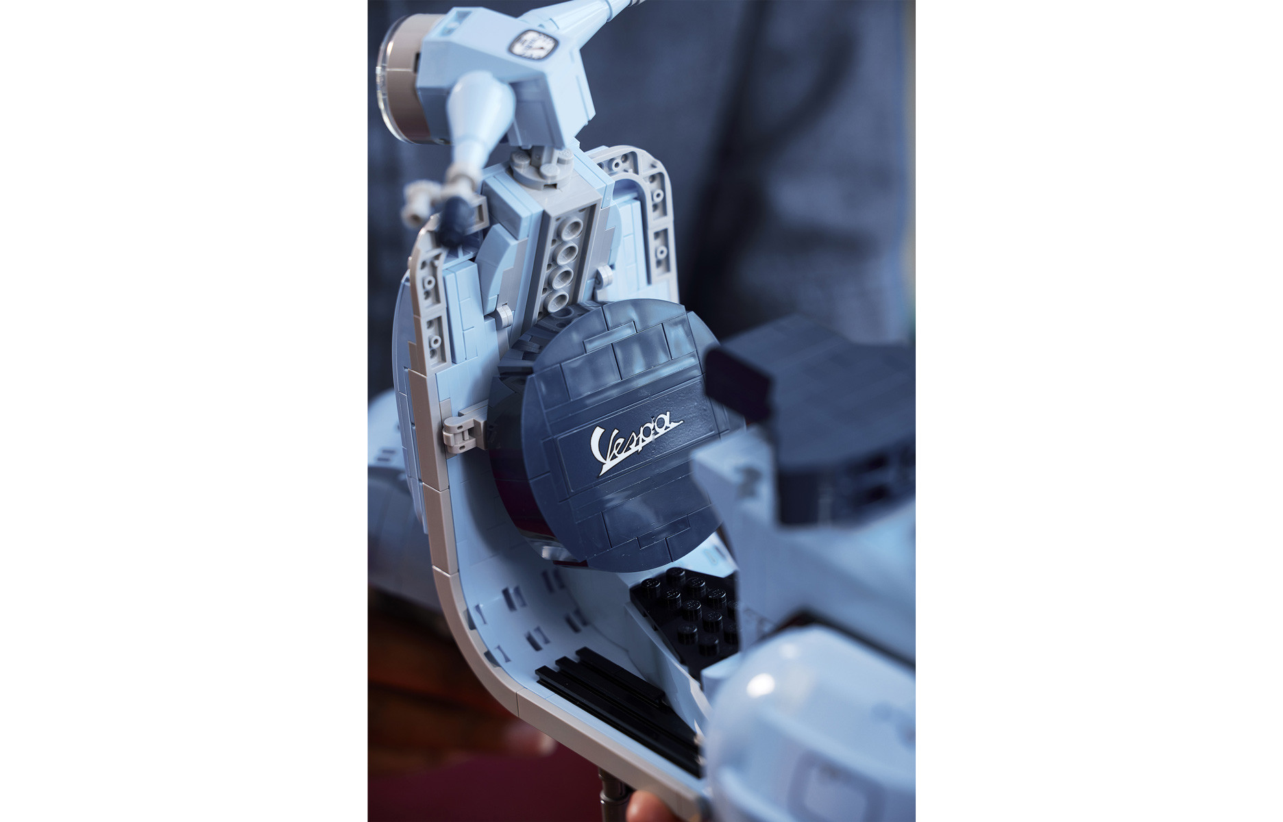 Lego x Vespa 125 petites briques et grande classe - the good life