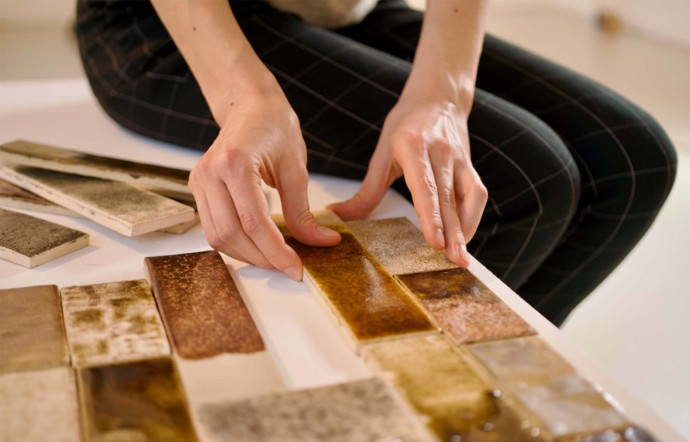 Le projet de Lucie Ponard, Révéler les couleurs du sol du Grand Paris, porte sur la revalorisation de ces déblais pour la création de carreaux de céramique, destinés à la décoration intérieure architecturale.