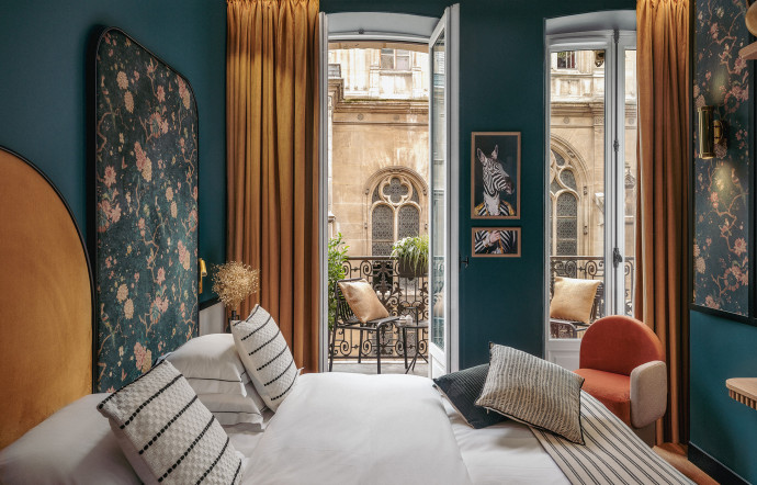 Les têtes de lit et penderies sont signées Roche Bobois.