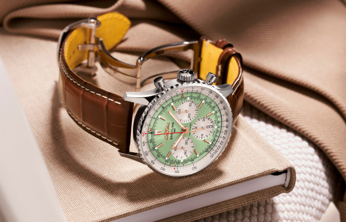 Breitling Navitimer B01 Chronograph 43, boîtier de 43 mm en acier (ou or rouge), calibre 01 manufacture automatique, lunette bidirectionnelle, fonctions heure, minute, seconde, chronographe, date, épaisseur de 13,7 mm, réserve de marche de 70 heures, fond en verre saphir, bracelet en acier ou en cuir surpiqué.