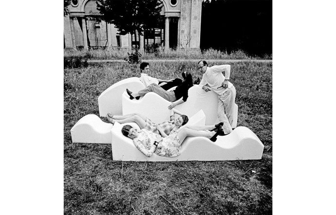 Les Monographies de Poltronova, divan Superonda, 1967, Dario Bartolini, Villa Strozzi.