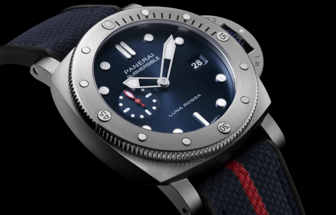 La Panerai Submersible QuarantaQuattro Luna Rossa rend hommage à un bateau à voile exceptionnel, mais dont la proue se tourne résolument vers le futur. Il s’agit en effet de Luna Rossa, bête de course de la team italienne habituée de la Coupe de l’America.