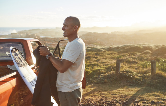 Le surfeur Kelly Slater porte la Superocean Heritage ‘57 Outerknown de Breitling.