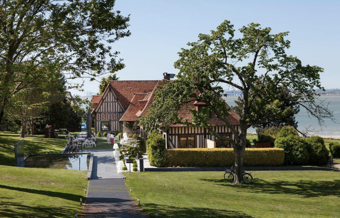 La Chaumière et Le Manoir de la plage, route du Littoral‑Vasouy. hotel-chaumiere.fr – Nos 3 spots de l’été sur la côte atlantique