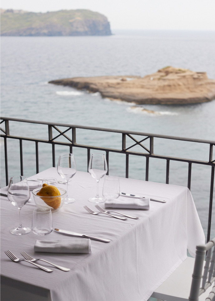 Le long de la mer, la Terrazza di Mimi, l’une des institutions de l’île.