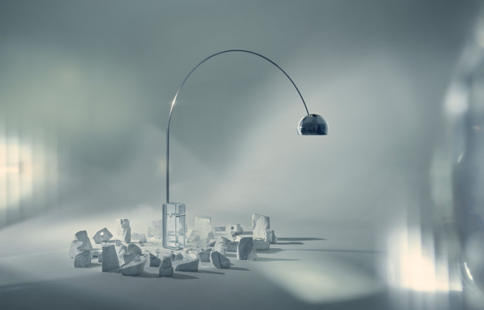 Flos et Patricia Urquiola lance une édition limitée à 2 022 exemplaires du luminaire Arco, créé par les frères Castiglioni en 1962 - The Good Life