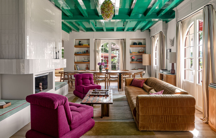 Le salon coloré de l’Iconic House, Les Bords du Lac, à Hossegor.