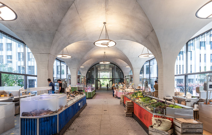 . Au rez‑de‑chaussée se tient un marchéde denrées alimentaires ouvert à tous.
