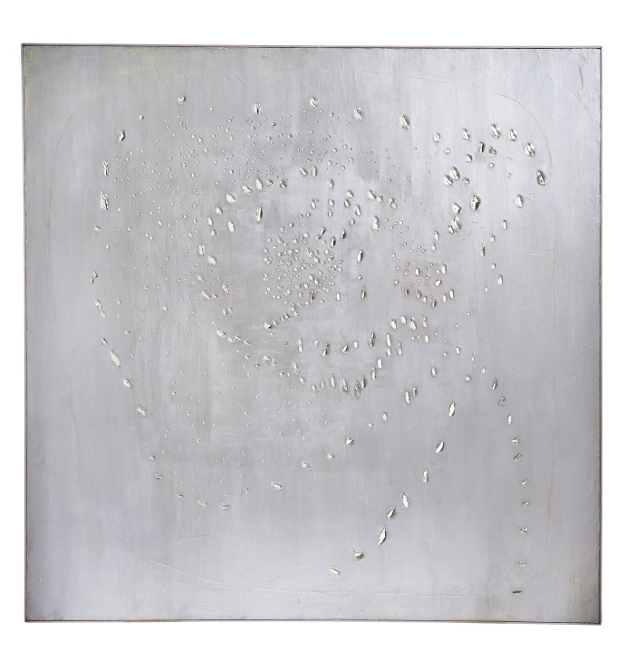 LUCIO FONTANA (1899-1968), Concetto spaziale, [Teatrino], 1966, peinture à l’eau sur toile et bois laqué, 62 x 76 cm, 300 000-400 000 €.