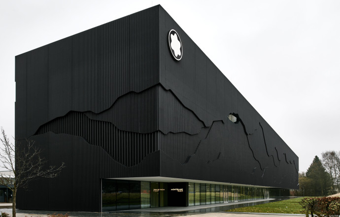 La façade du Montblanc Haus faite de divers reliefs.