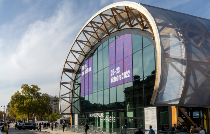 La première édition de Paris + par Art Basel se tenait au Grand Palais épéhmère, à Paris, avant d’intégrer le Grand Palais à la fin des travaux.