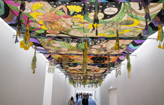 Dans l’allée principale à l’entrée de la foire, « 21st Century Herbal » (2022) par Emma Talbot.