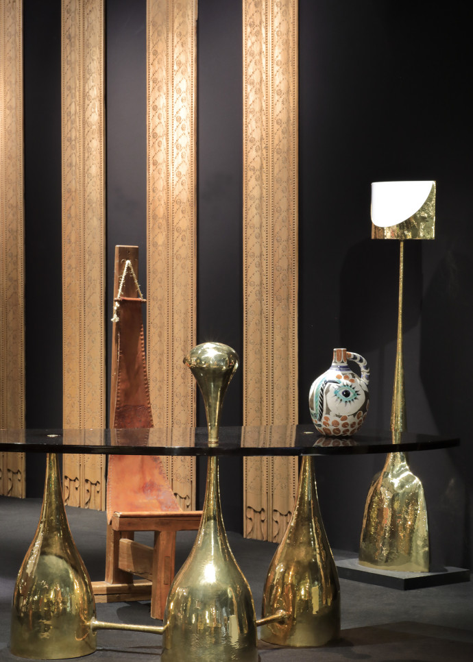 Sur le stand au PAD London de la galerie Yves Gastou, désormais dirigée par son fils, Victor.