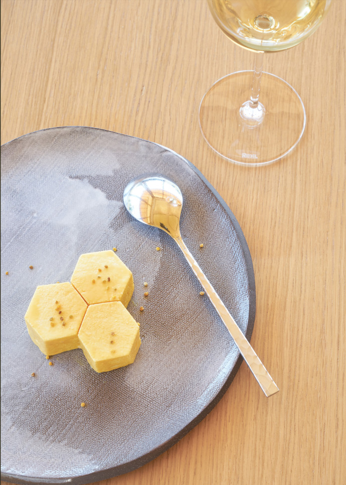 A la table du Favori, accord mets-vin pour cette meringue de miel et sauge.