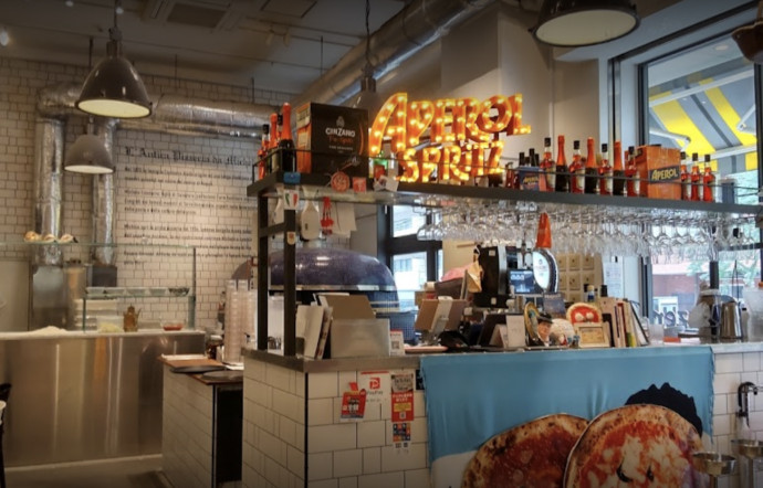 L’Antica Pizzeria da Michele à Ebisu affiche un décor plus actuel, pour séduire la clientèle exigeante japonaise.