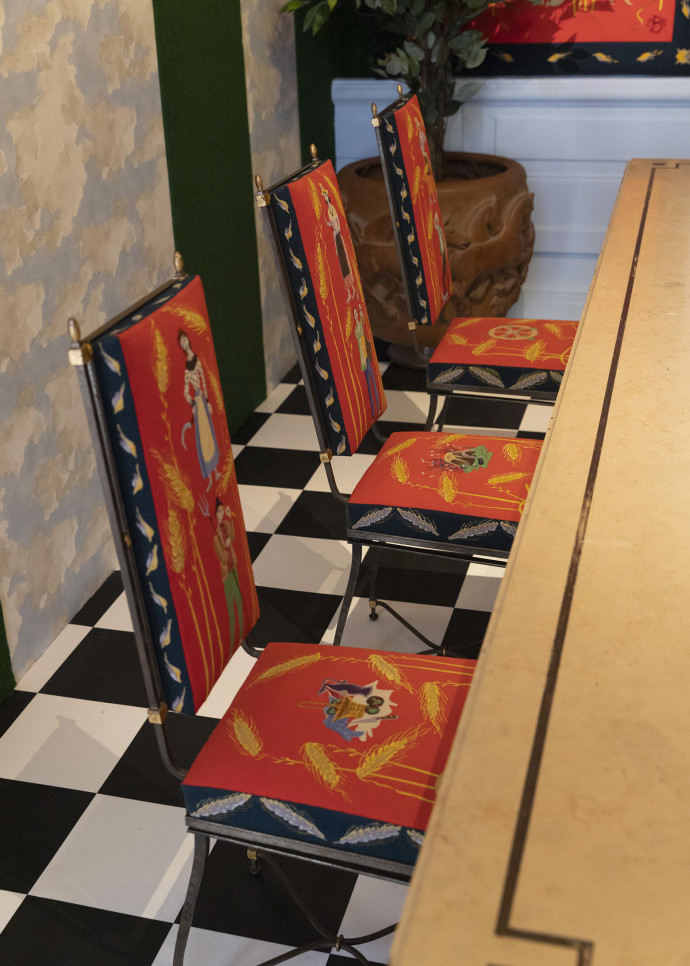 Les chaises Messidor en fer forgé tapissées par la manufacture de Beauvais sur un dessin du décorateur Jacques Fillacier. (1949)