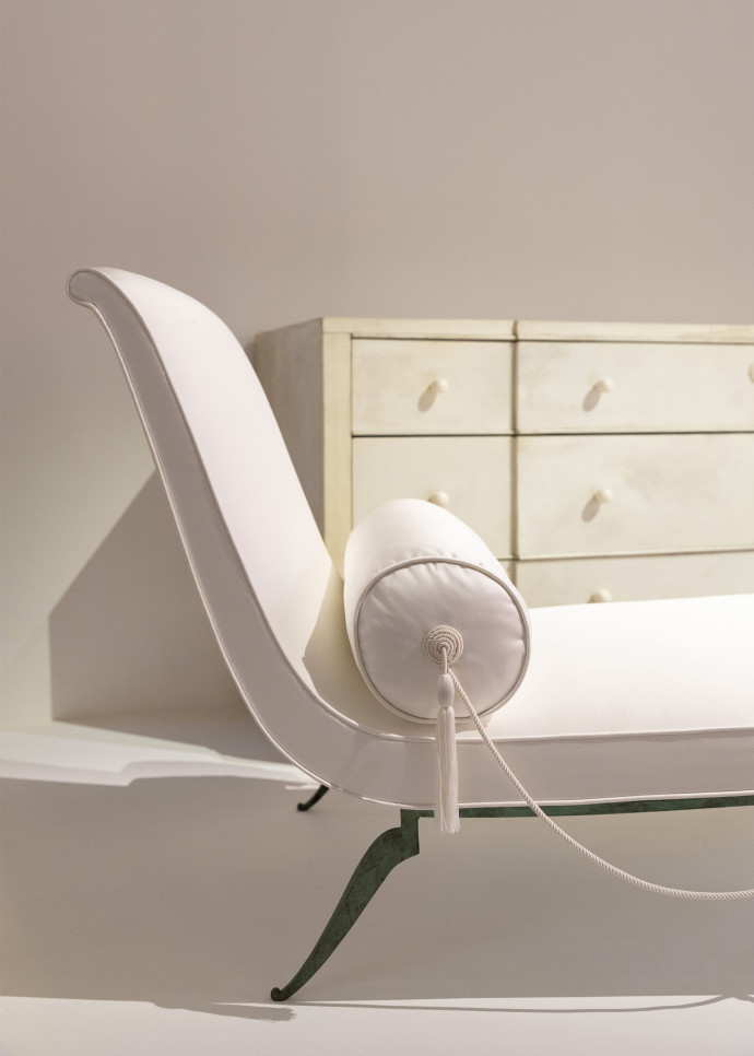 Au rez-de-chaussée de l’exposition, un lit de repos signé André Arbus, présenté avec un ensemble de mobilier dans le pavillon de la Manufacture de Sèvres à l’Exposition de 1937.