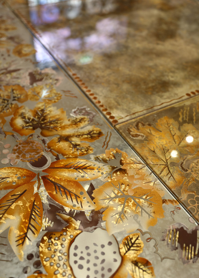 Détail du plateau d’une table de salle à manger par Jules Leleu (décorateur), Anatole Kasskoff (peintre) et E. Schwartz (praticien) en verre églomisé et peint, pour l’Exposition Internationale de 1937.