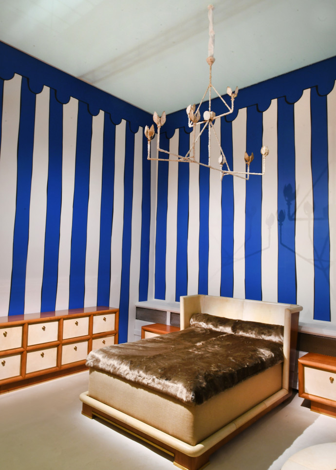 Chambre exécutée par Suzanne Guiguichon pour le Mobilier National (1947) avec un ensemble de mobilier en merisier et parchemin.