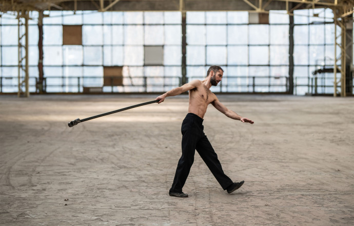 Le performeur Alexander Vantournhout.