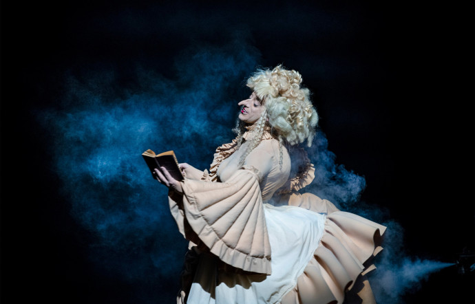 Euripides Laskaridis dans la pièce de théâtre-danse Elenit.