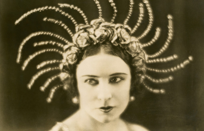 Photographes Anonymes, La couronne « mille-pattes » portée par l’actrice Paulette Dival, 1926, Tirage argentique d’époque, 14×18,5cm, © courtesy Galerie Lumière des roses.