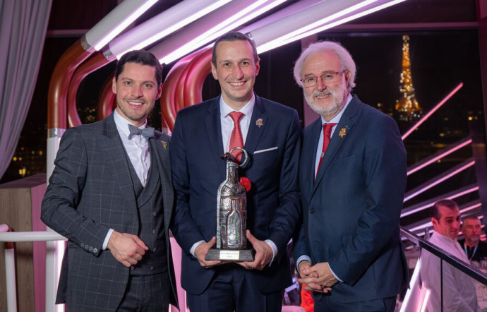 Xavier Thuizat (au centre) succède à Florent Martin (à gauche). Le concours était organisé par l’Union de la sommellerie française, dont Philippe Faure Brac (à droite) est le président.