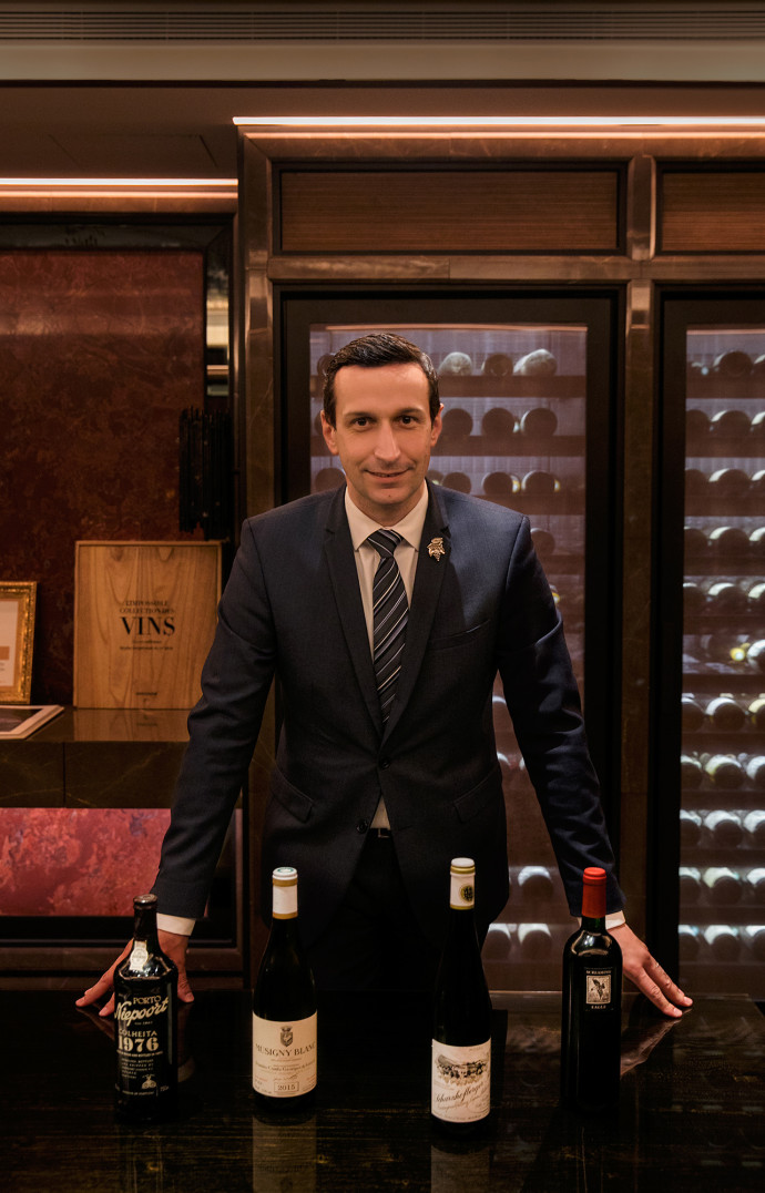 Xavier Thuizat dans les caves de l’Hôtel de Crillon.