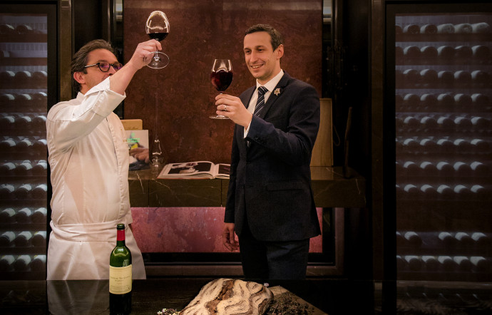 Le chef de L’Ecrin, Boris Campanella, déguste un Rouge aux côtés de Xavier Thuizat, meilleur sommelier de France