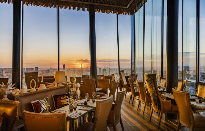 Le TOO restaurant au moment du coucher du soleil.