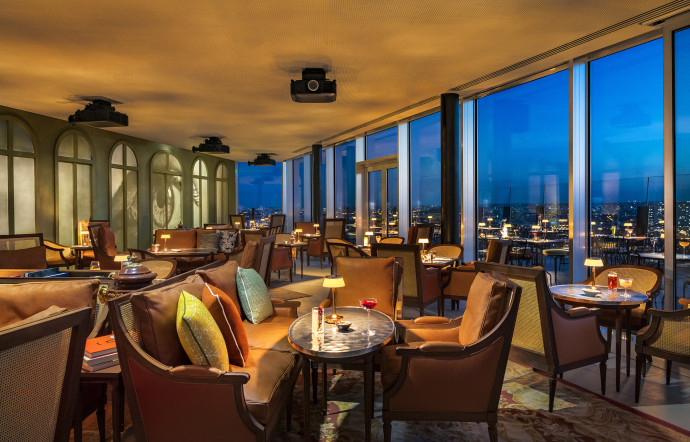 Le Skybar avec, à gauche, les projections fantasmés et, à droite, un Paris bien réel, mais inédit vu de si haut.