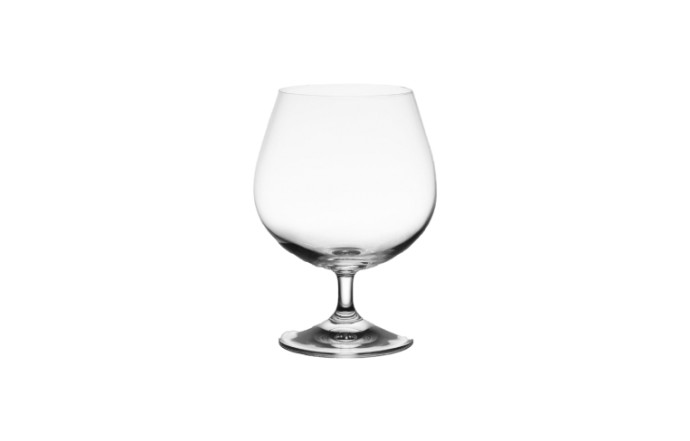 « Ce verre se tient par son calice, pas par sa branche. Ainsi, on réchauffe le liquide et les arômes s’échappent trop rapidement » explique Christophe Valtaud, maître de chai des Cognac Martell.